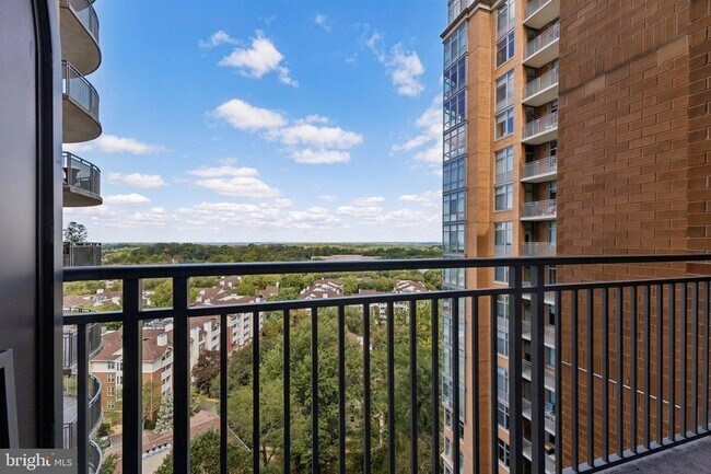 Building Photo - 8220 Crestwood Heights Dr