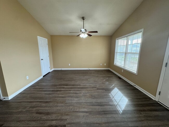 Building Photo - Spacious 3 bedroom, two bathroom home close to GM, Magna and Industrial Park