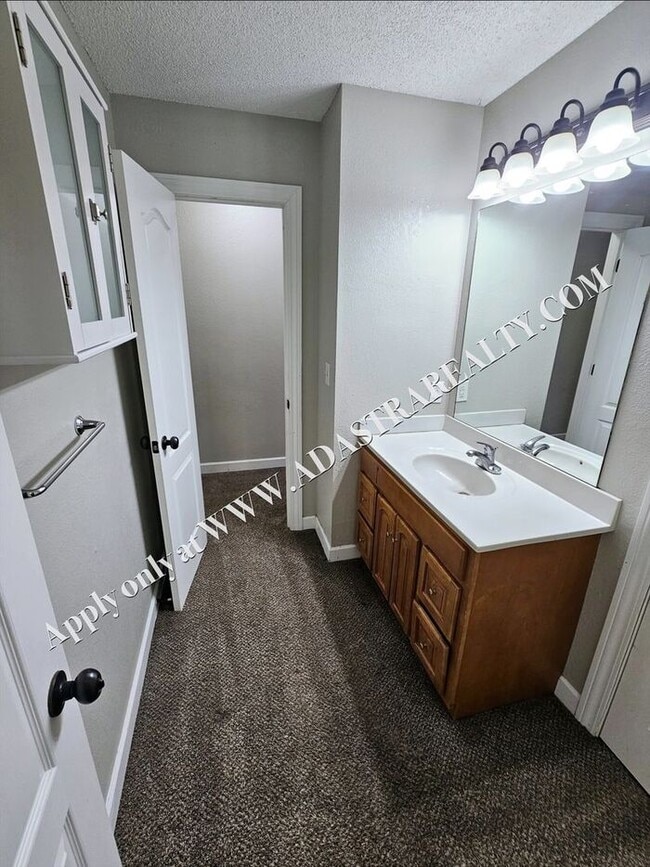 Building Photo - Beautiful Townhome in Blue Springs-Available in FEBRUARY!!