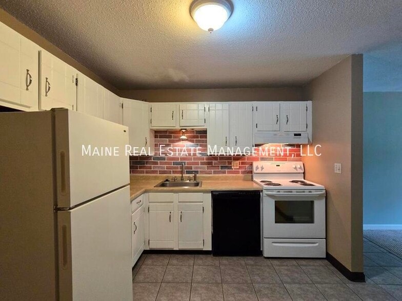 Primary Photo - 10 Tall Pines Dr