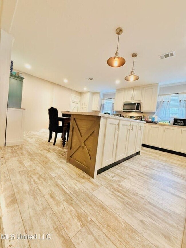 Building Photo - Spacious 5-Bedroom Home on Half an Acre