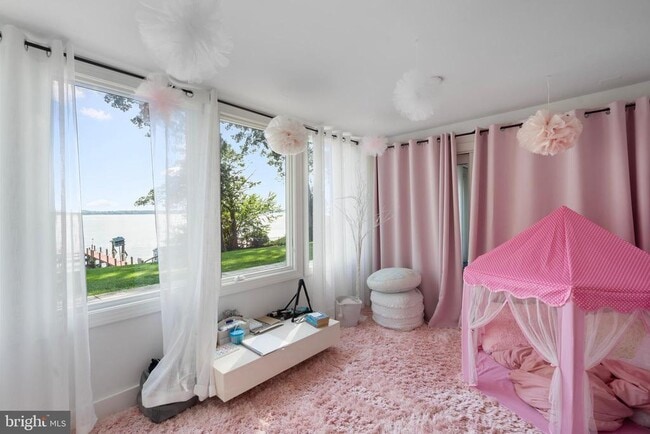 Building Photo - 5837 River Dr