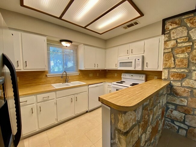 Building Photo - 7219 Scenic Brook Dr
