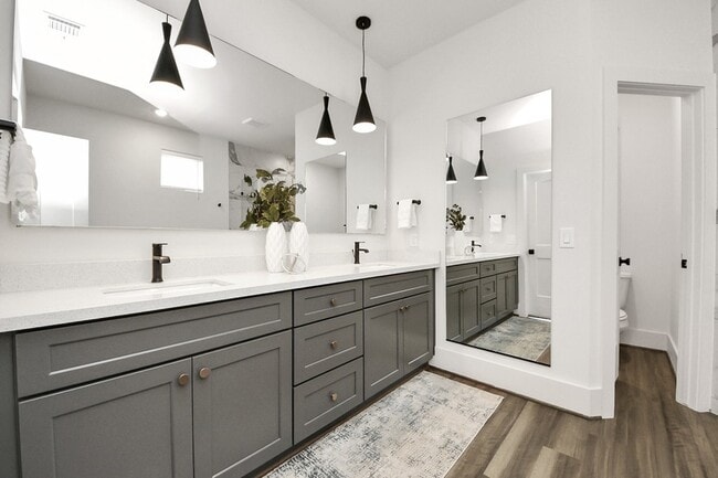 Building Photo - 879 Rachel St