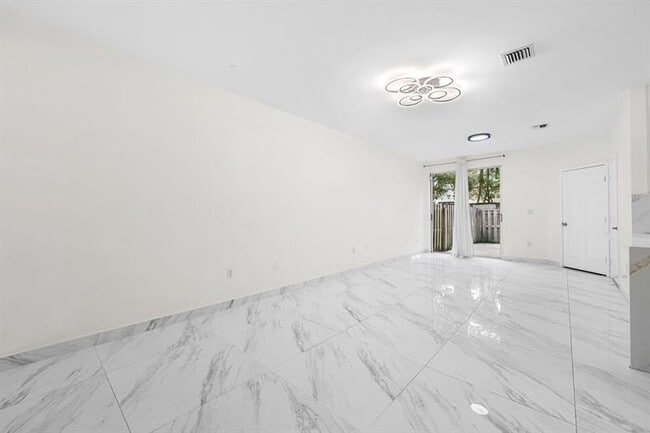 Building Photo - 7923 N Southwood Cir