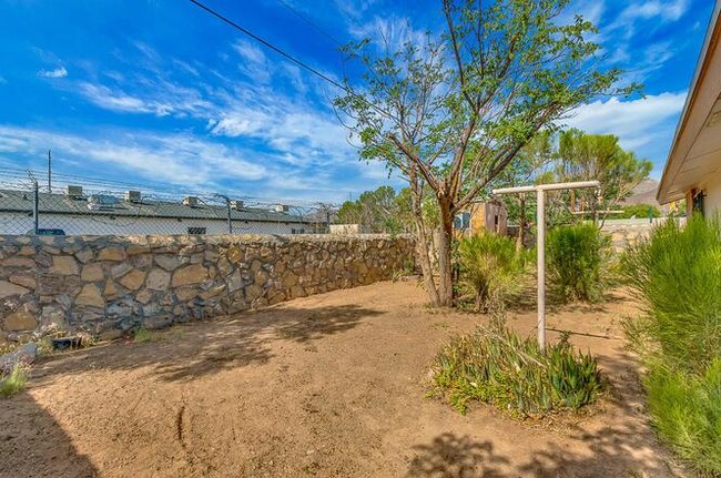 Building Photo - 4886 Maureen Cir