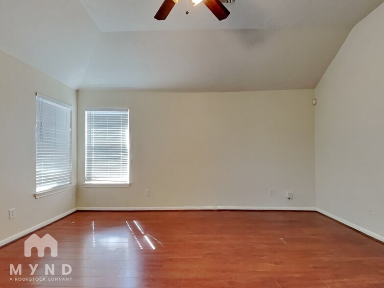 Building Photo - 807 Forest Star