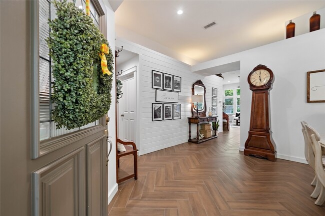 Building Photo - 10 Vinca Trail