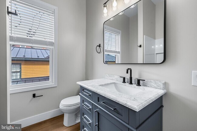 Building Photo - 320 W King St