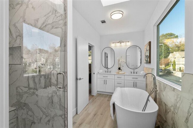 Building Photo - 147 Hutchinson St NE