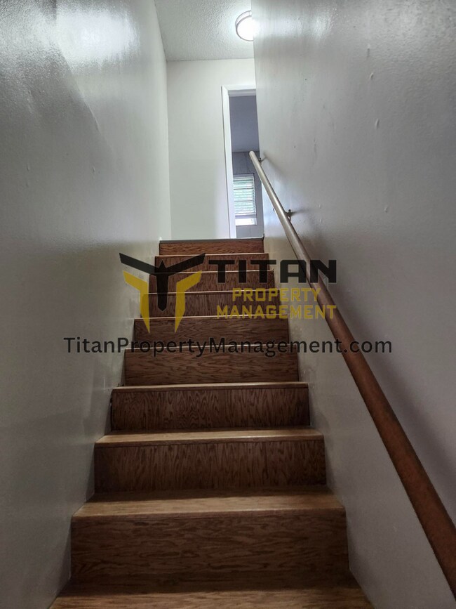 Building Photo - 2 bed/1 bath Townhouse