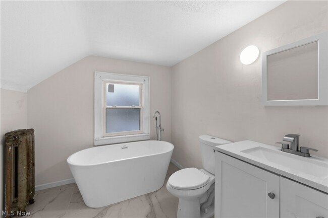 Building Photo - 867 East Blvd