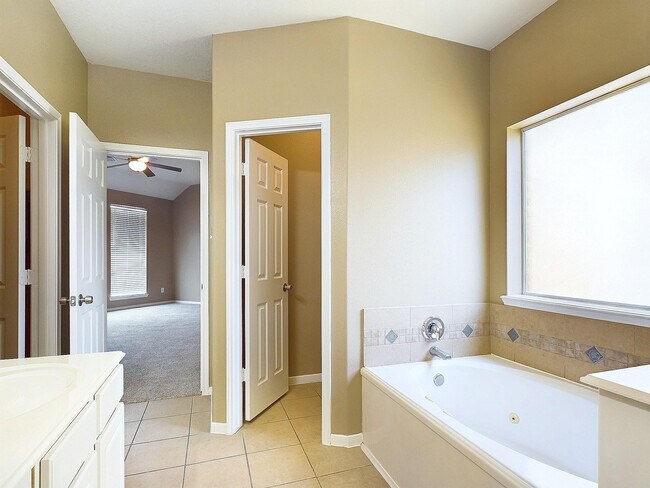 Building Photo - 17107 Dawn Shadows Dr