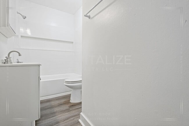 Building Photo - 202 1st St