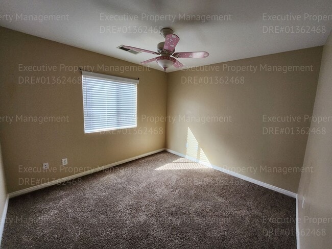 Building Photo - Spacious 4 bedroom 2 bathroom home