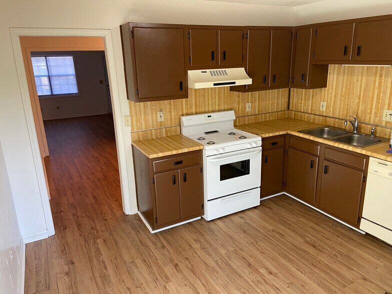 Building Photo - 5010 Hawthorne Ct