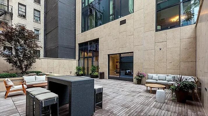 Building Photo - 570 Broome St