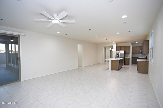 Building Photo - 976 W Finch Dr