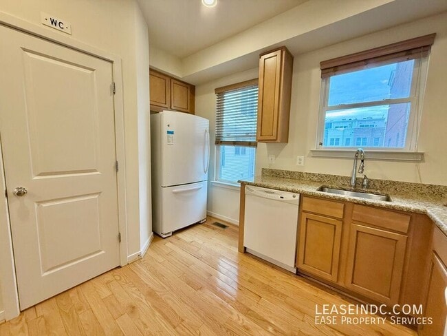 Building Photo - 1041 5th St SE