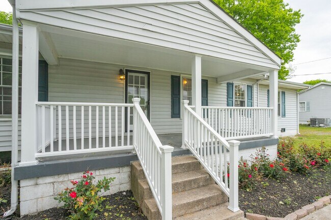 Building Photo - Lovely Home in Old Hickory