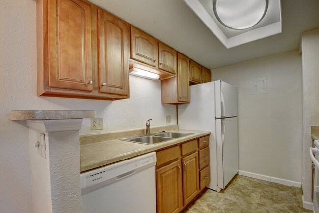 Building Photo - 2BR/2BA Charming Condo in Denver!