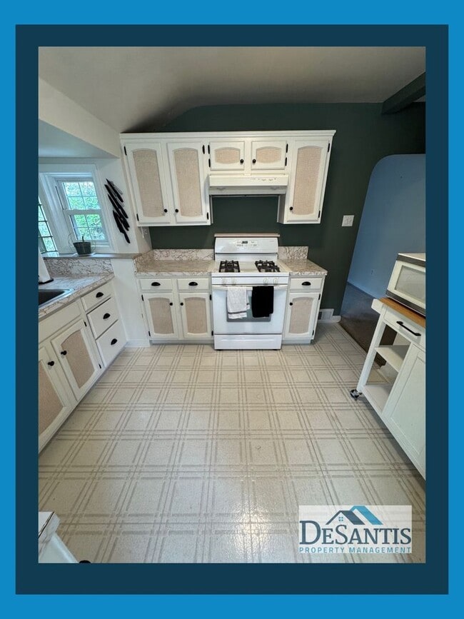 Building Photo - Charming 2-Bedroom Home with Private Backy...