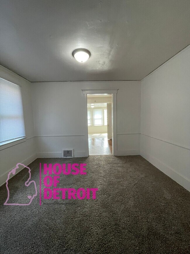 Building Photo - 3 BEDROOM 1 BATH FREE PRE-SCREEN
