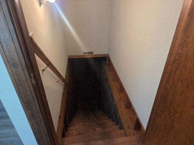 Building Photo - 2 bedroom  1 Bath Brick  condo great locat...