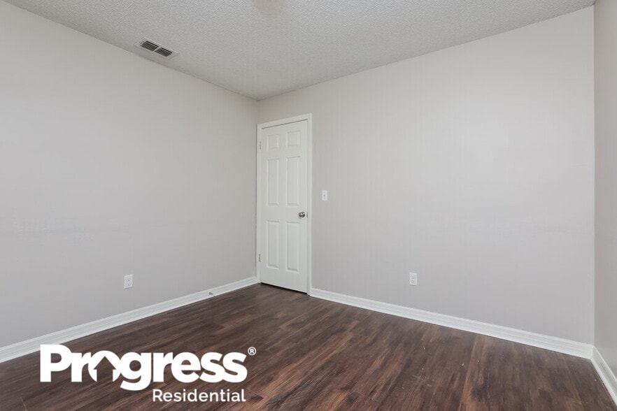 Building Photo - 1833 Iroquois Dr