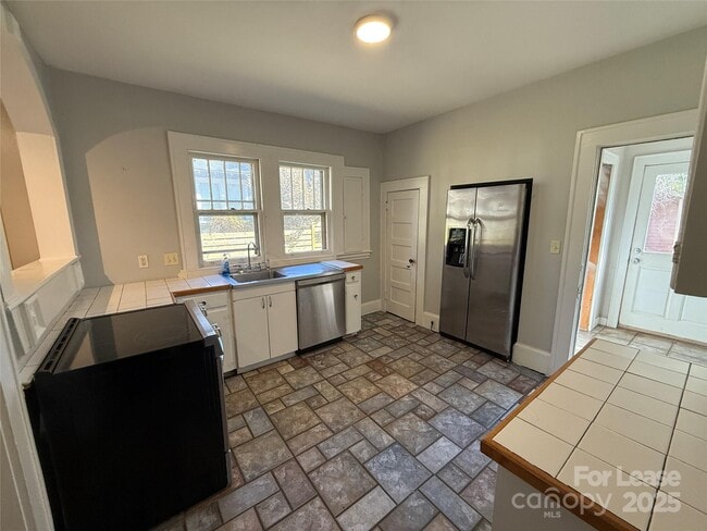 Building Photo - 319 Grandin Rd