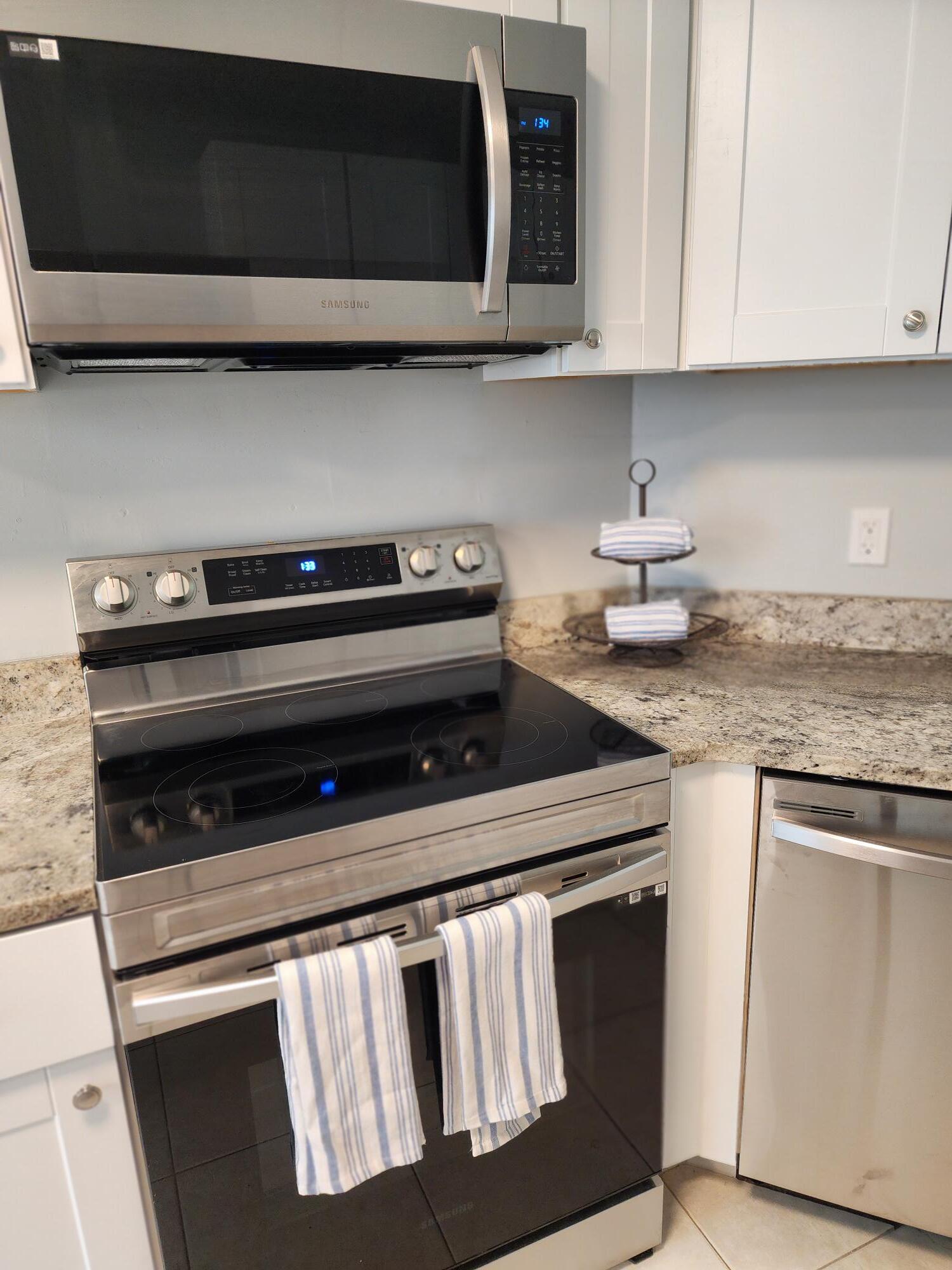 KITCHEN NEW STOVE AND DISHWASHER - 13 A Empress Lane