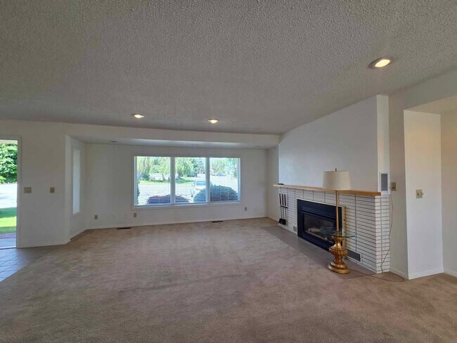 Building Photo - Quiet Rental in Waterville with Garden!