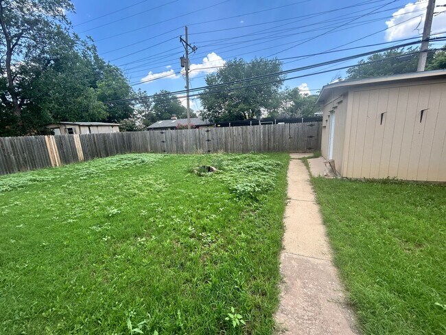 Building Photo - 3 Bed 2 Bath Move In Ready!