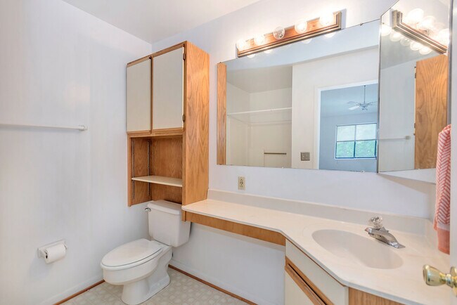 Building Photo - 112 Turtle Creek #12