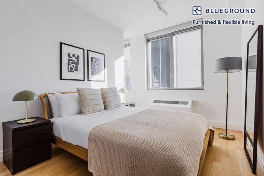 Building Photo - 550 W 54th St