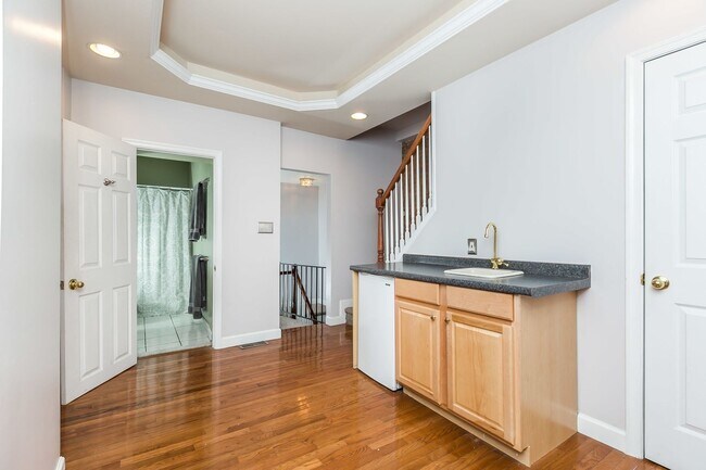 Building Photo - Amazing 3 bed 2 bath with a roof top deck ...