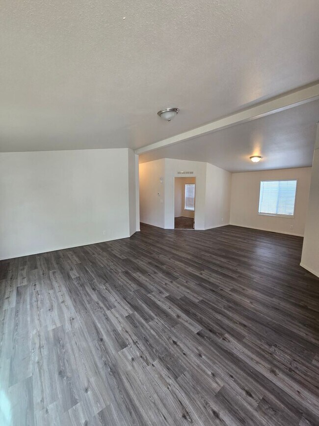 Building Photo - Pet Friendly 3bed : 2bath home w/ Garage &...