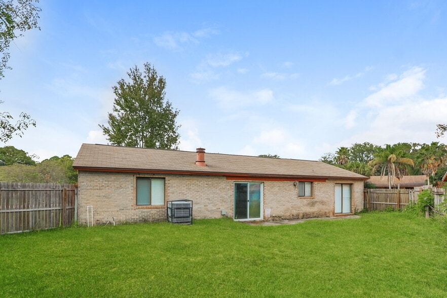 Building Photo - 3610 N Ride Dr