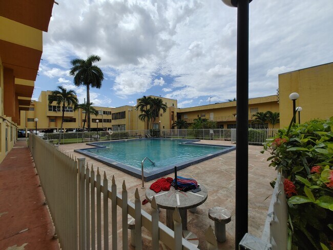 Building Photo - 1555 W 44th Pl