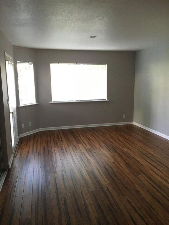 Building Photo - 2 Bed, 2 1/2 Bath Townhome with Bonus Room