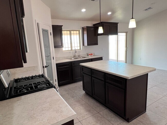 Building Photo - 3 Bedroom Split Floor Plan with 2 bathrooms