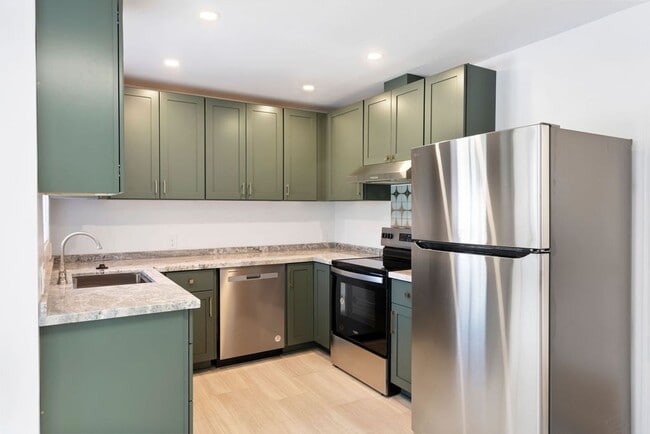 Building Photo - Newly Renovated 2 BD Brick Bungalow in Riverwalk District!