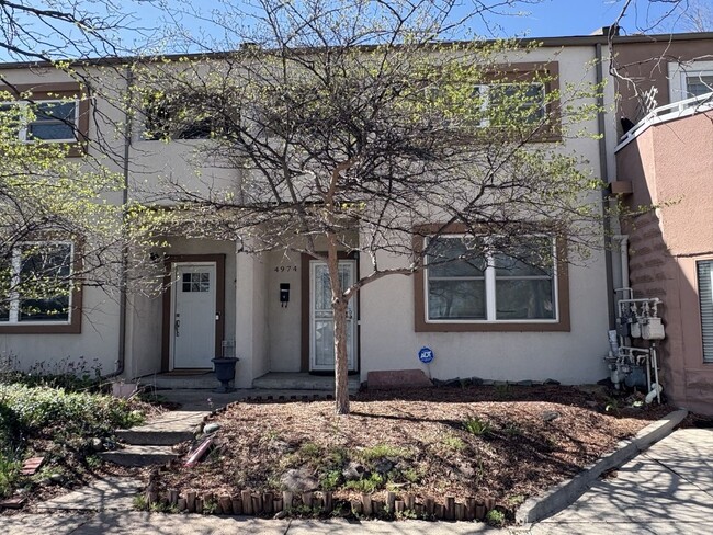 LOCATION! Newer contemporary townhome 2 b... - LOCATION!  Newer contemporary townhome 2 b...