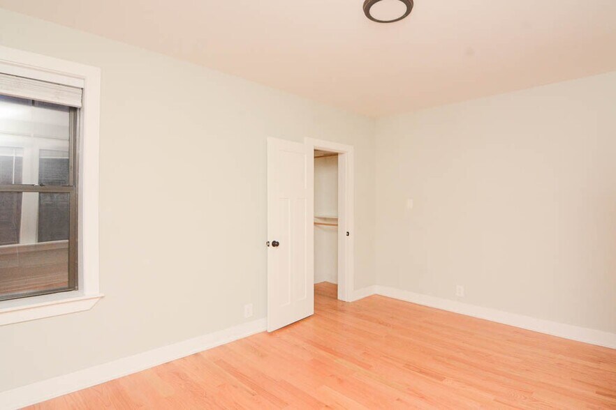 Building Photo - 4242 N Wolcott Ave