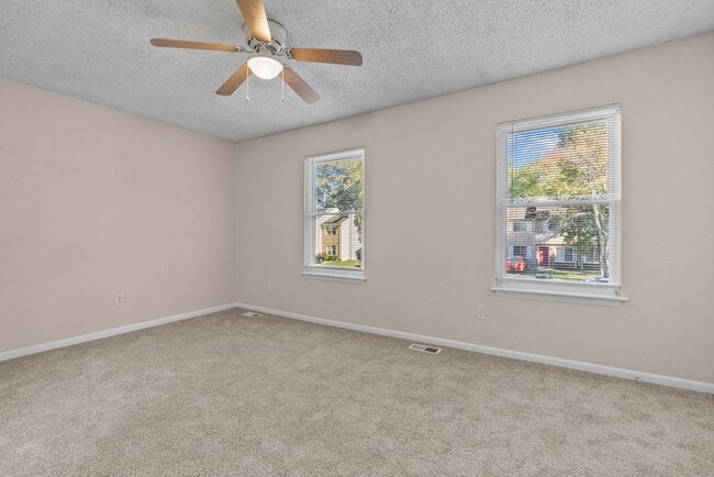 Building Photo - VB Townhouse 3 bedrooms