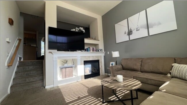 Building Photo - 2 Bed Highlands Townhome