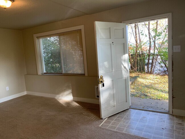 Building Photo - 100 Renton Triplex