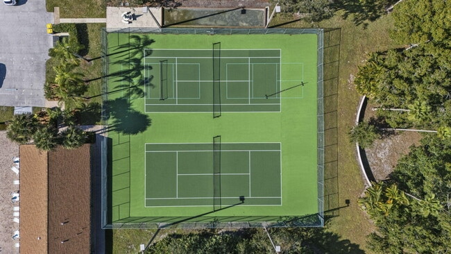 Building Photo - 2025 SW Silver Pine Way