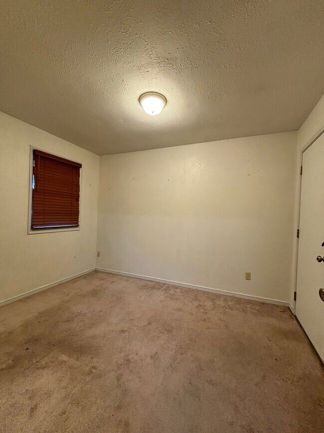 Building Photo - Spacious 4BR, 2.5BA home on 1.3 acres in O...