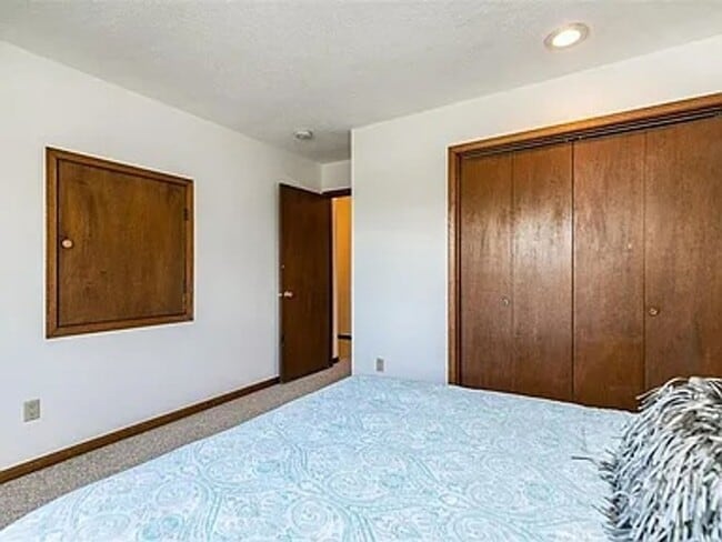 Building Photo - Beautiful Condo Close to University of Iowa
